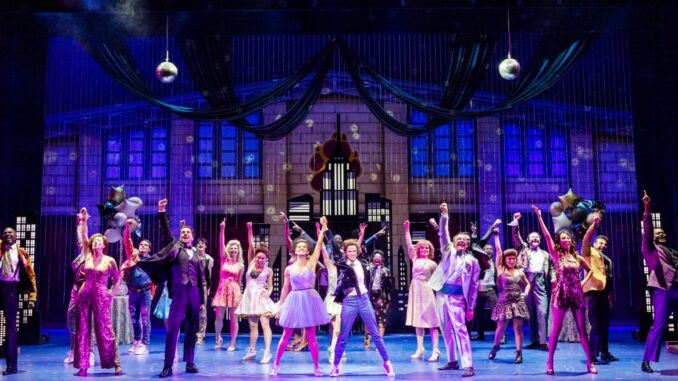 Prom 3 The_National_Touring_Company_of_THE_PROM._Photo_by_Deen_van_Meer (1280x655)